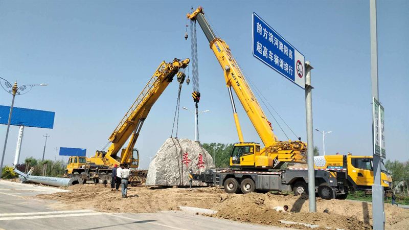 双机抬吊莘县景观石，滨河路市政工程